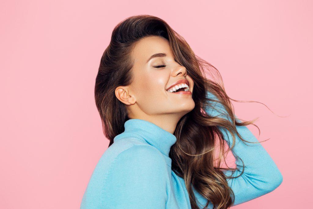 mulher sorrindo com cabelo lindo solto