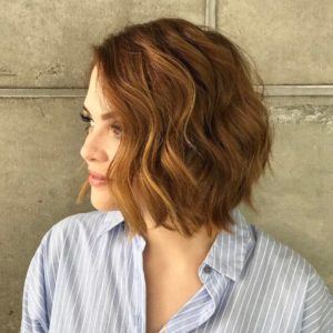 Karol Pinheiro com corte de cabelo short bob ondulado