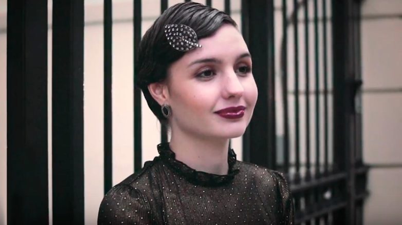 modelo com cabelo ondulado anos 20