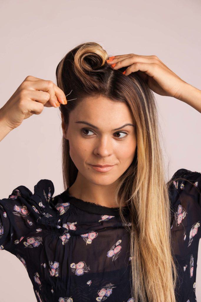 Mulher com cabelos lisos e luzes loiras