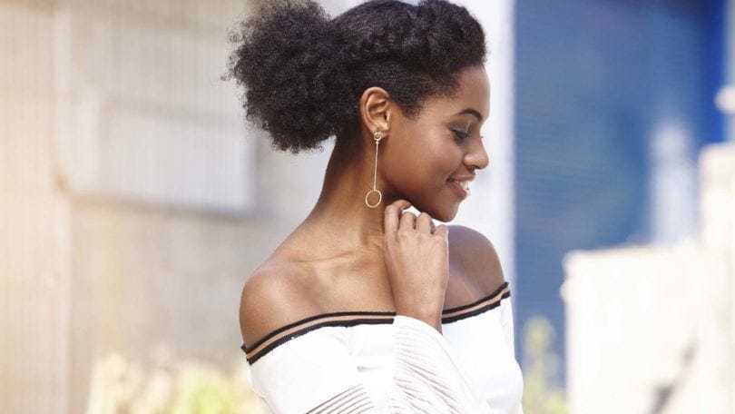 modelo de cabelo crespo com um Rabo de cavalo com tranças