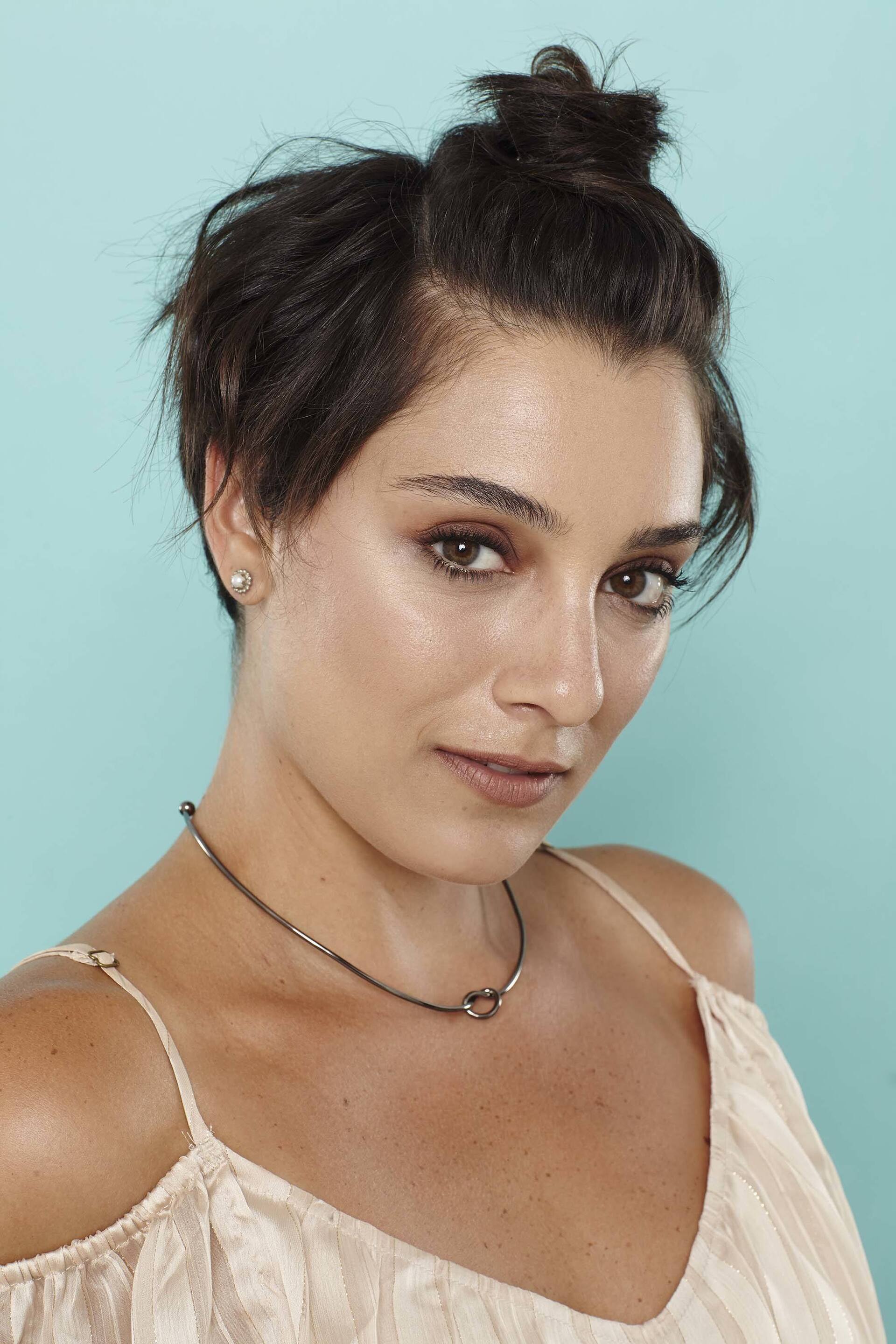 modelo de cabelo curto com um half bun.