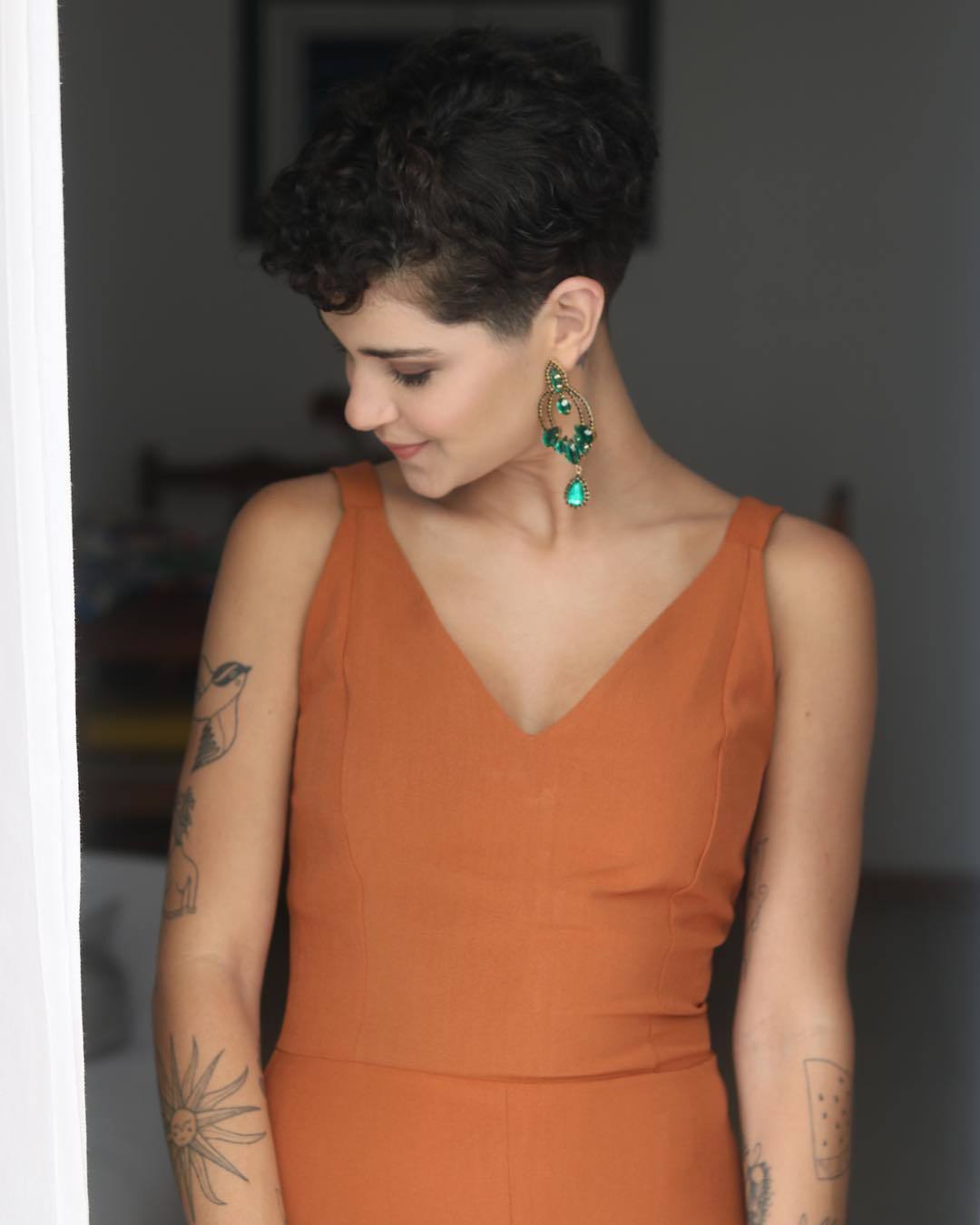 Cabelo novo da Gabi Vasconcellos curto e cacheado
