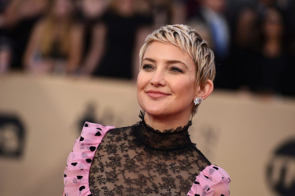 kate hudson com cabelo loiro pixie liso