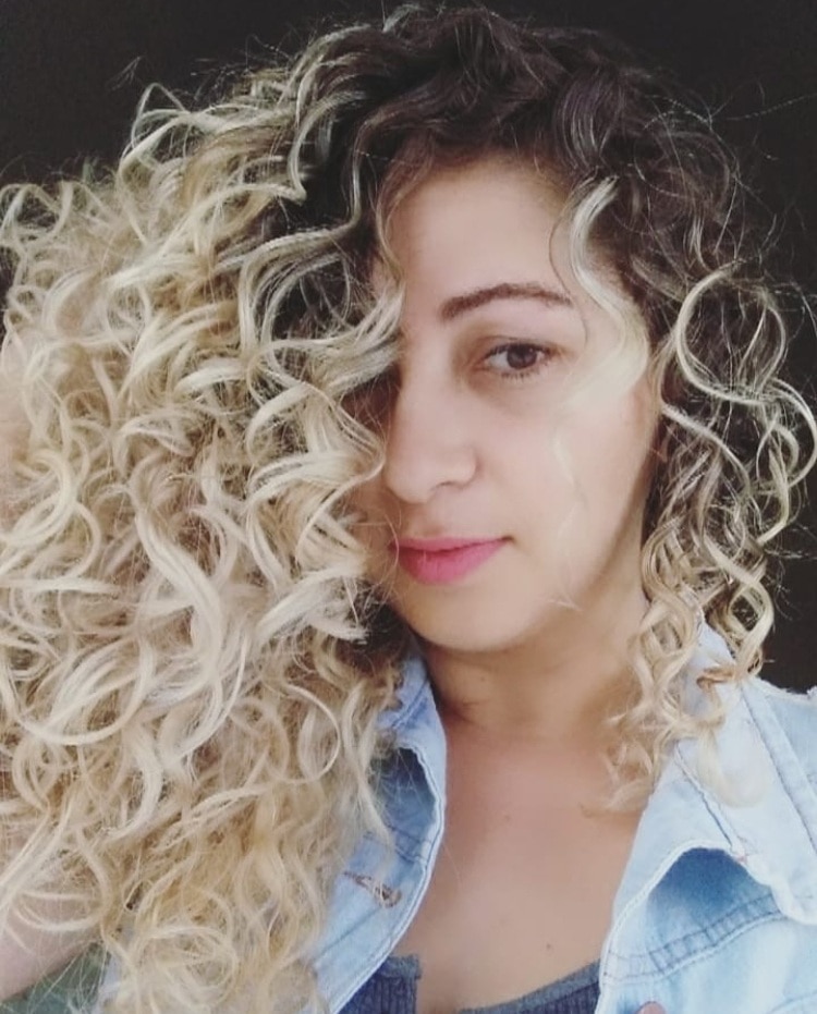 Mulher com cabelo platinado cacheado