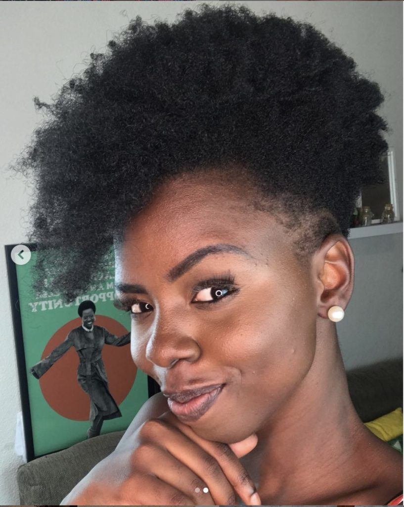 Influencer Gabi Oliveira com moicano