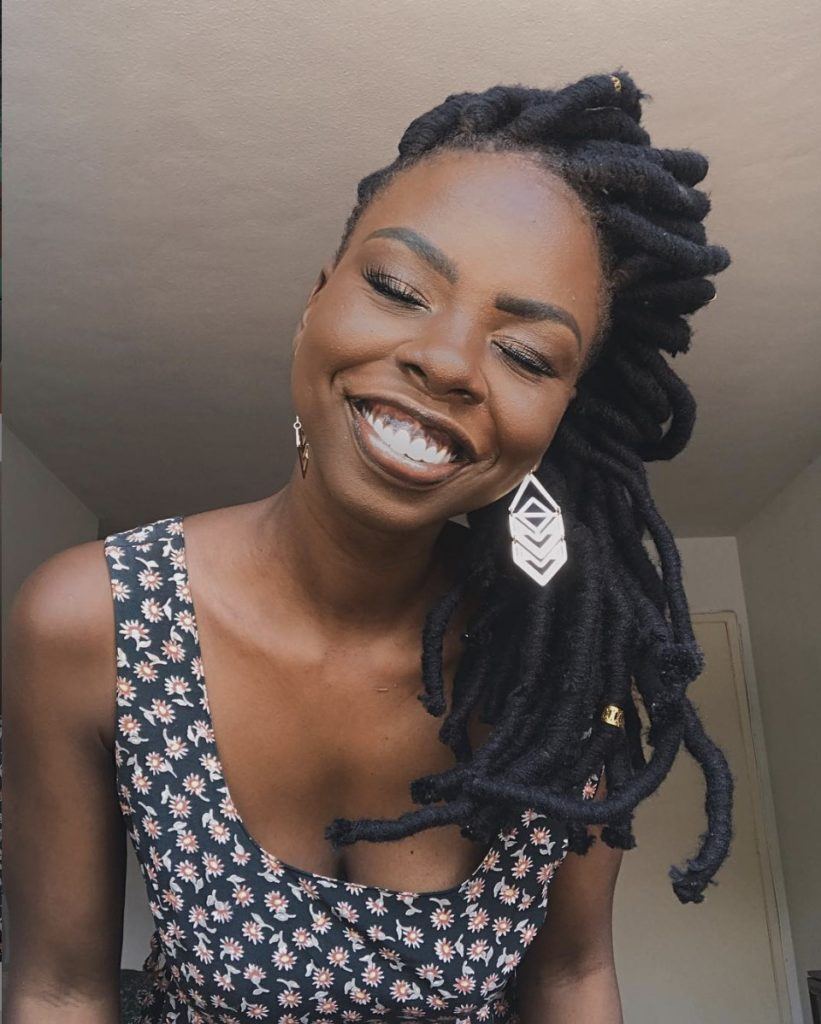 Influencer Gabi Oliveira com tranças pretas de algodão