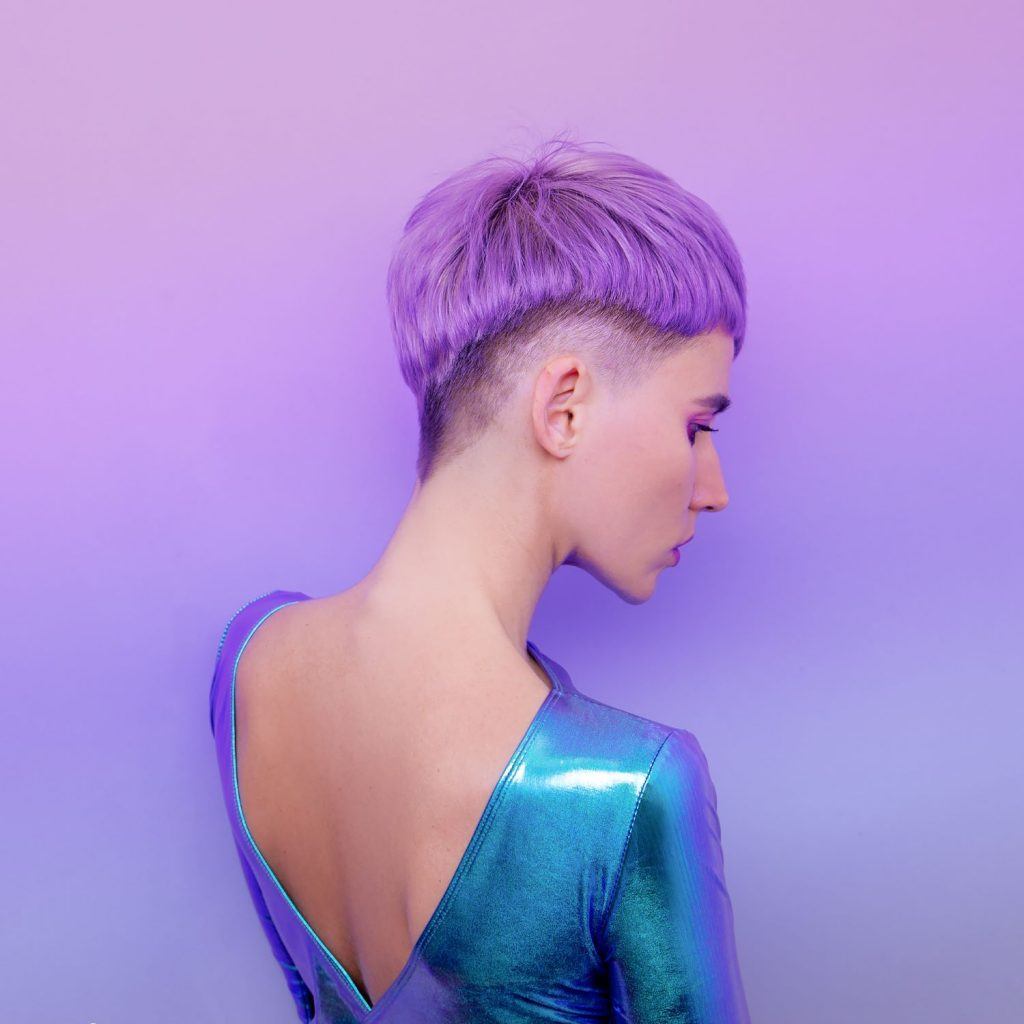 mulher com corte undertcut e cabelo liso lilás