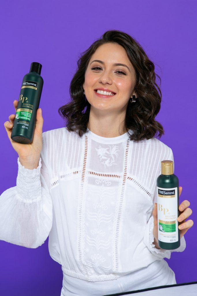 preparando o cabelo para receber o penteado