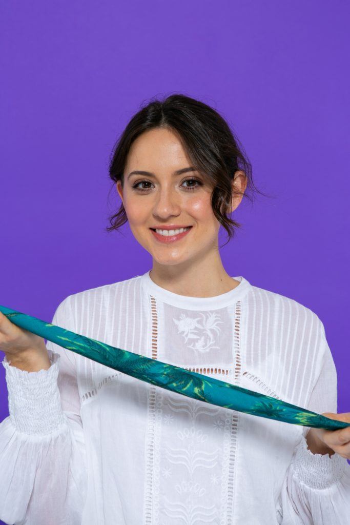 preparando para colocar o lenço no cabelo