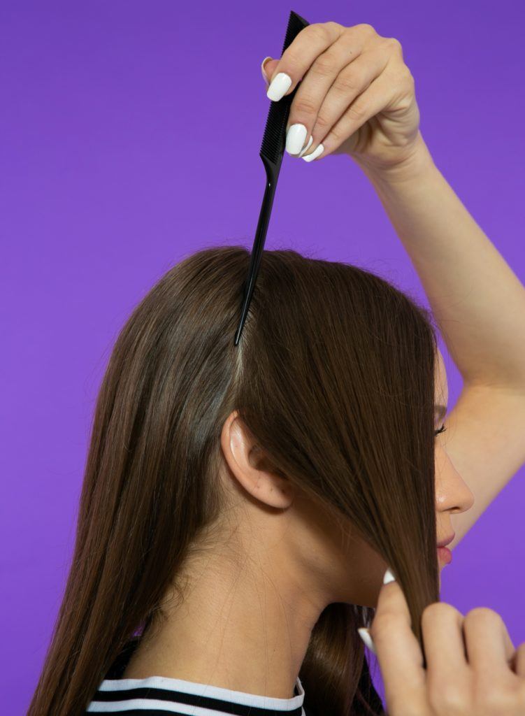 modelo repartindo o cabelo de orelha a orelha