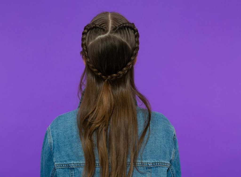 trança coração feita em cabelo longo e liso castanho