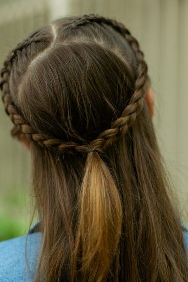 trança coração feita em cabelo longo e liso castanho