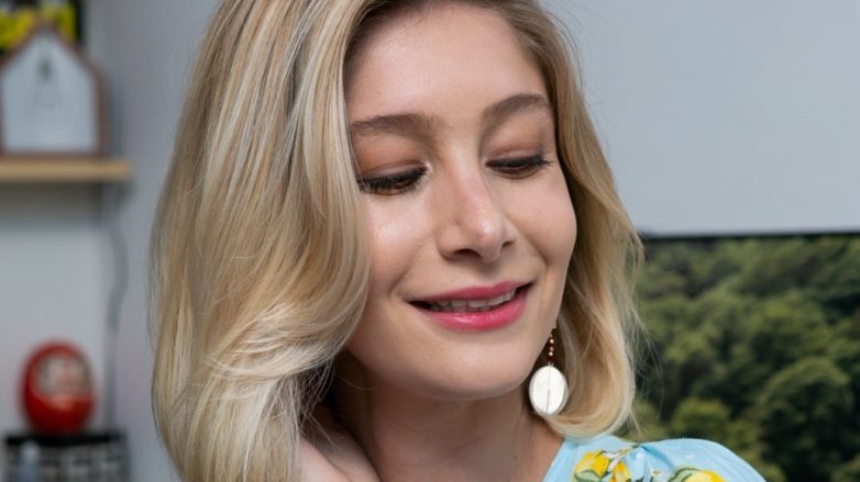 modelo de cabelo loiro comprimento médio e liso