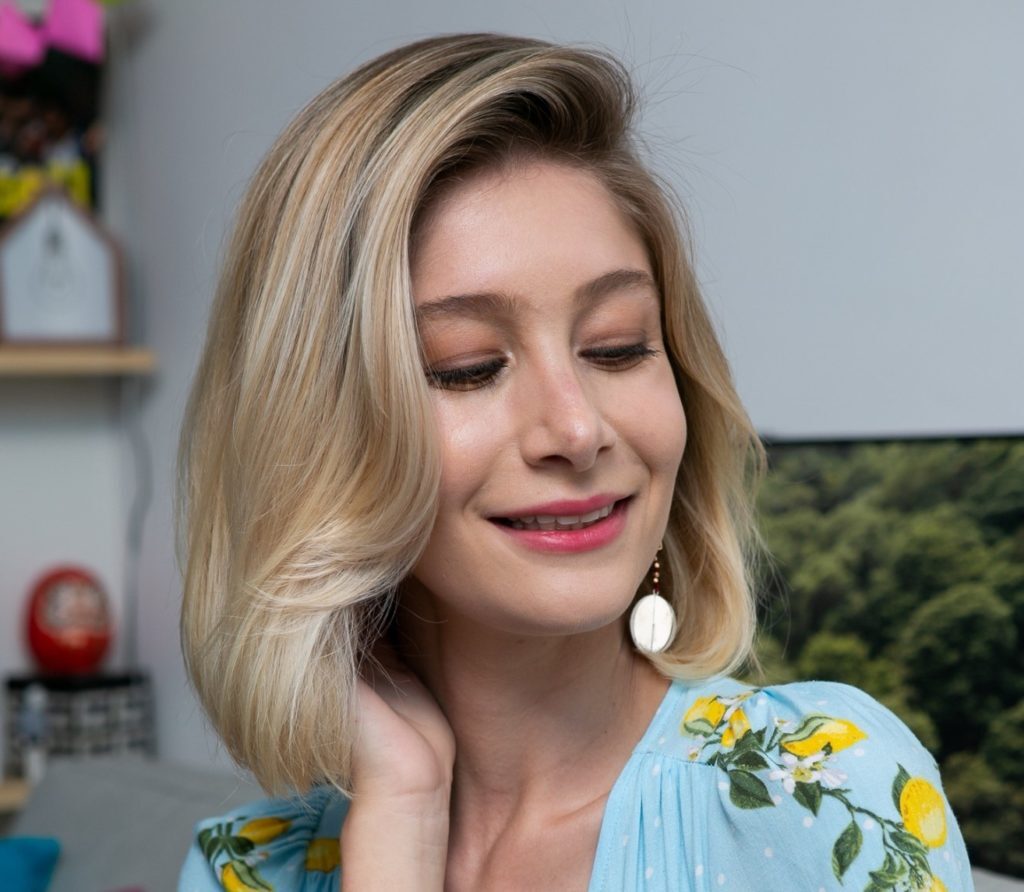 modelo de cabelo loiro comprimento médio e liso