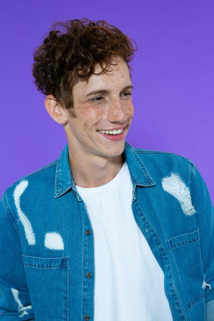 modelo masculino cabelo ondulado