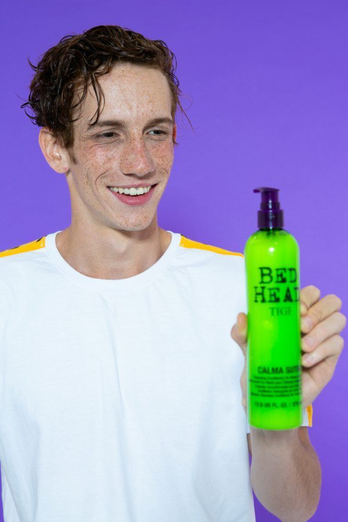 modelo masculino segurando Co-Wash Bed Head Calma Sutra