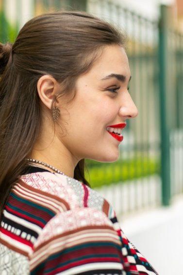 Modelo com cabelo liso castano para matéria sobre como revitalizar o cabelo no day 2