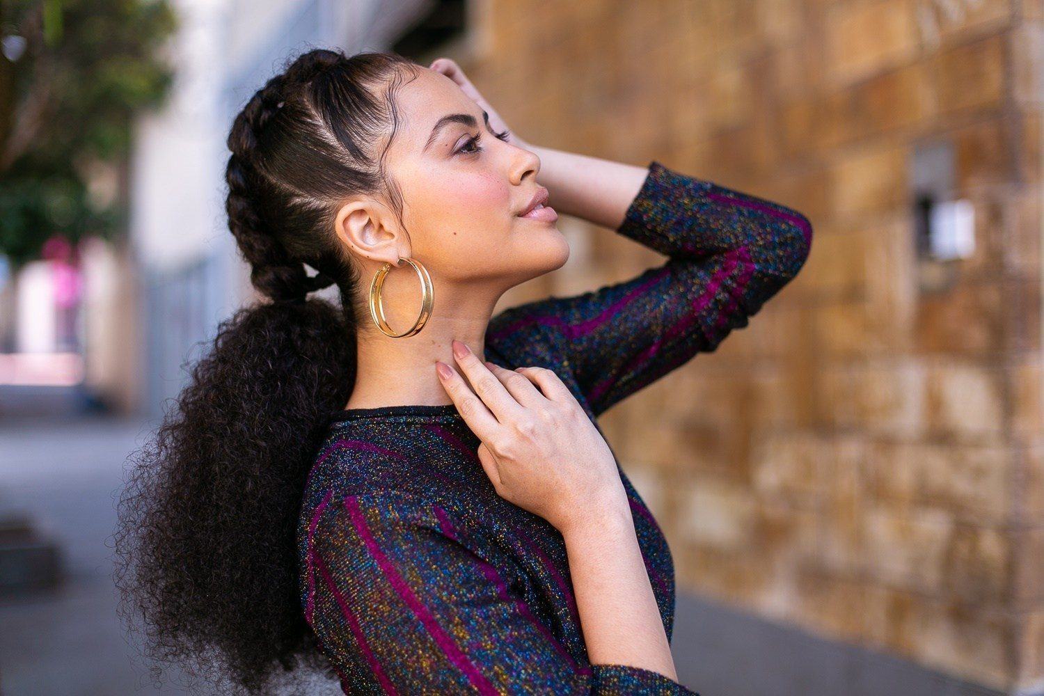 modelo com cabelo preso para matéria como usar queratina no cabelo crespo