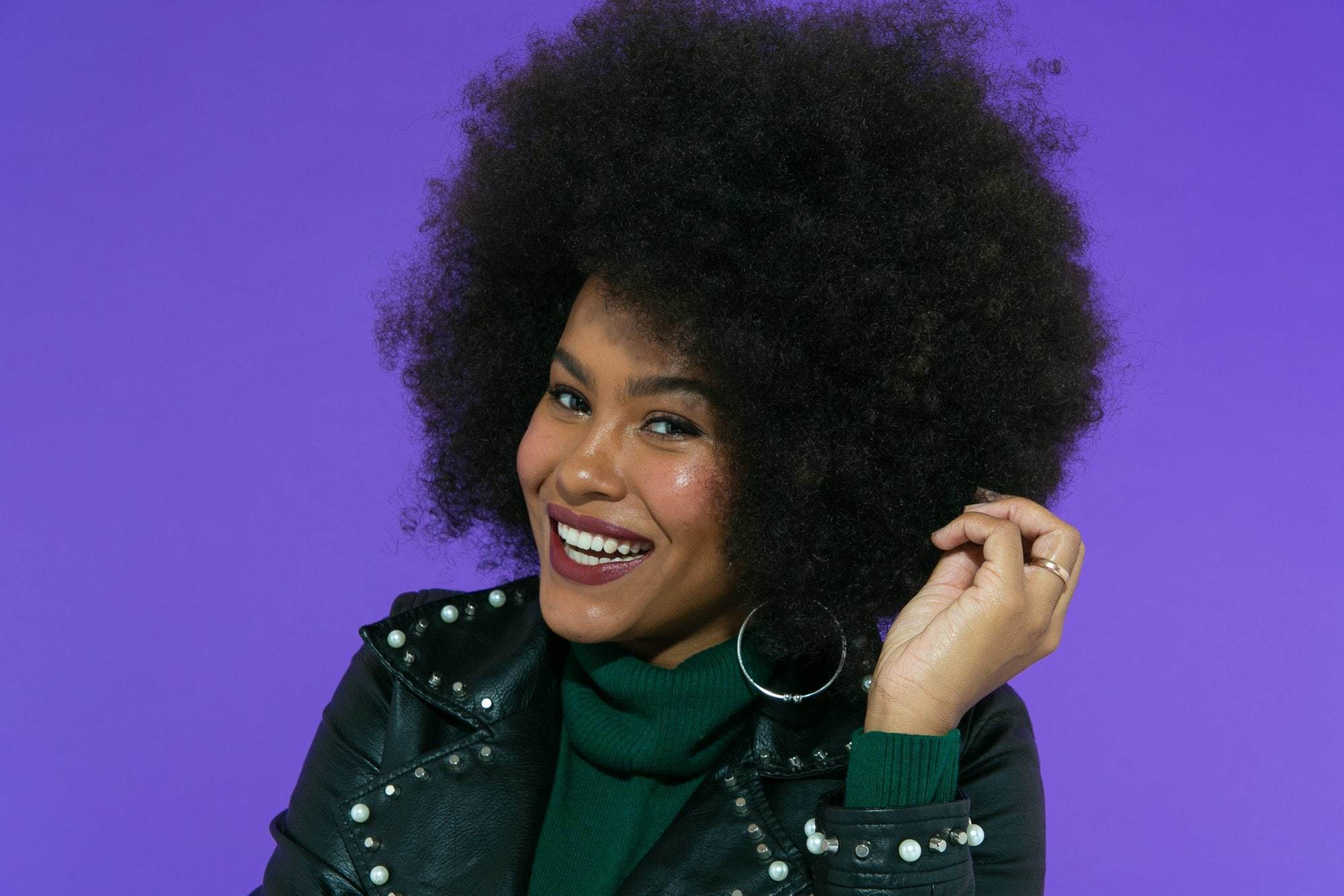 modelo com black power para matéria como usar queratina no cabelo crespo