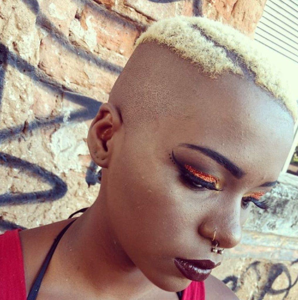Cabelo crespo loiro feminino com corte militar