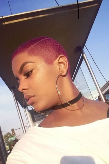 Cabelo crespo rosa feminino com corte militar 