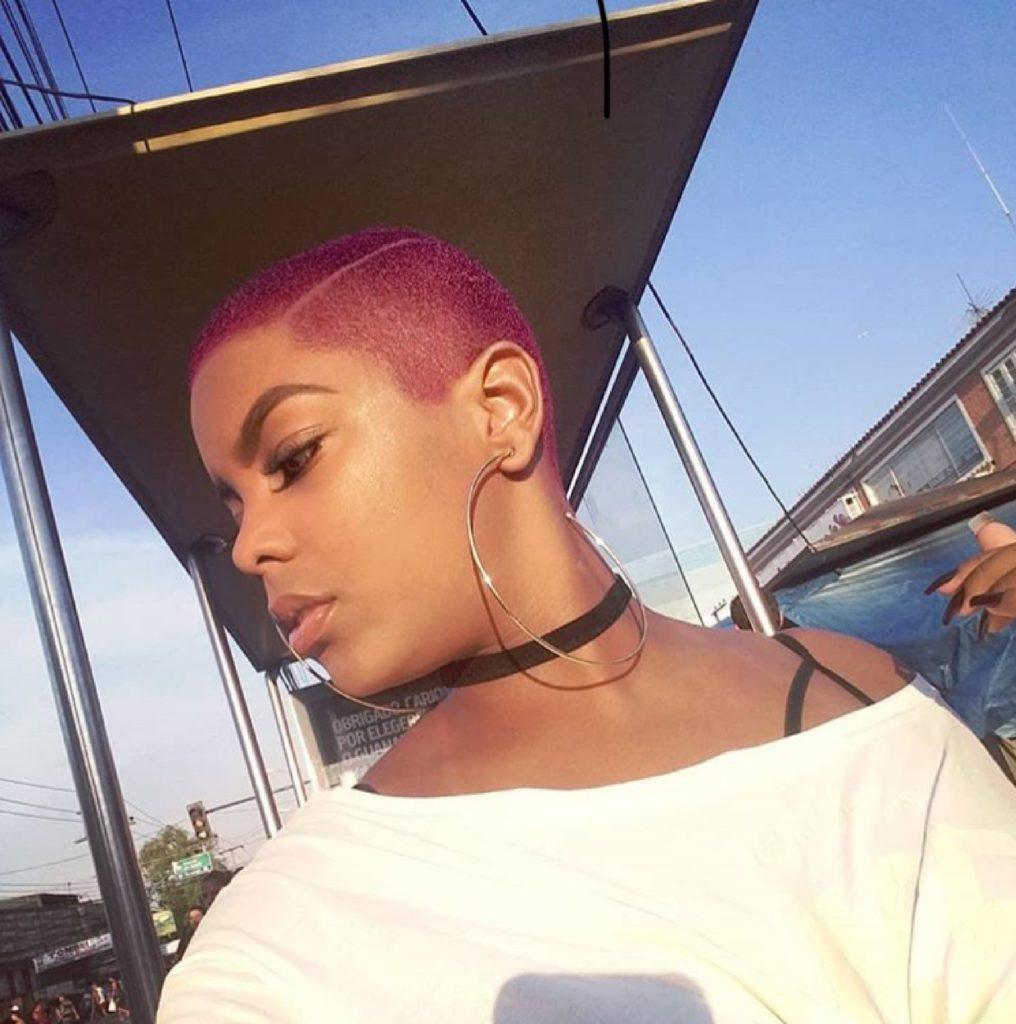 Cabelo crespo rosa feminino com corte militar 