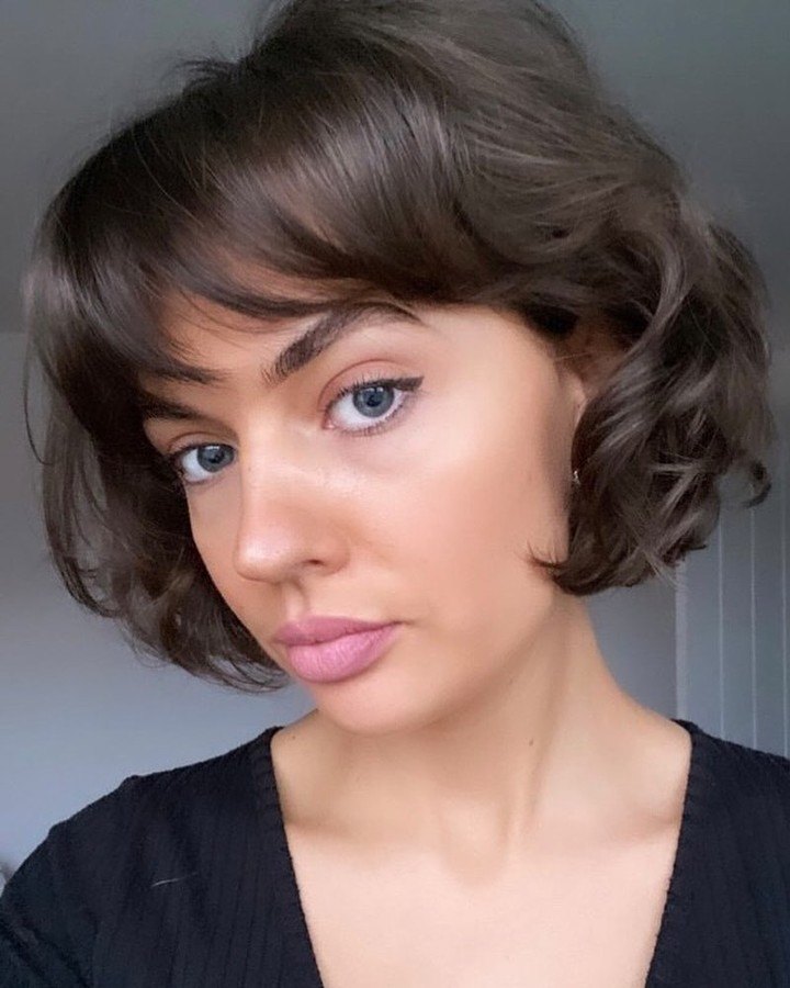 Mulher com corte de cabelo curto short bob com franja desfiada