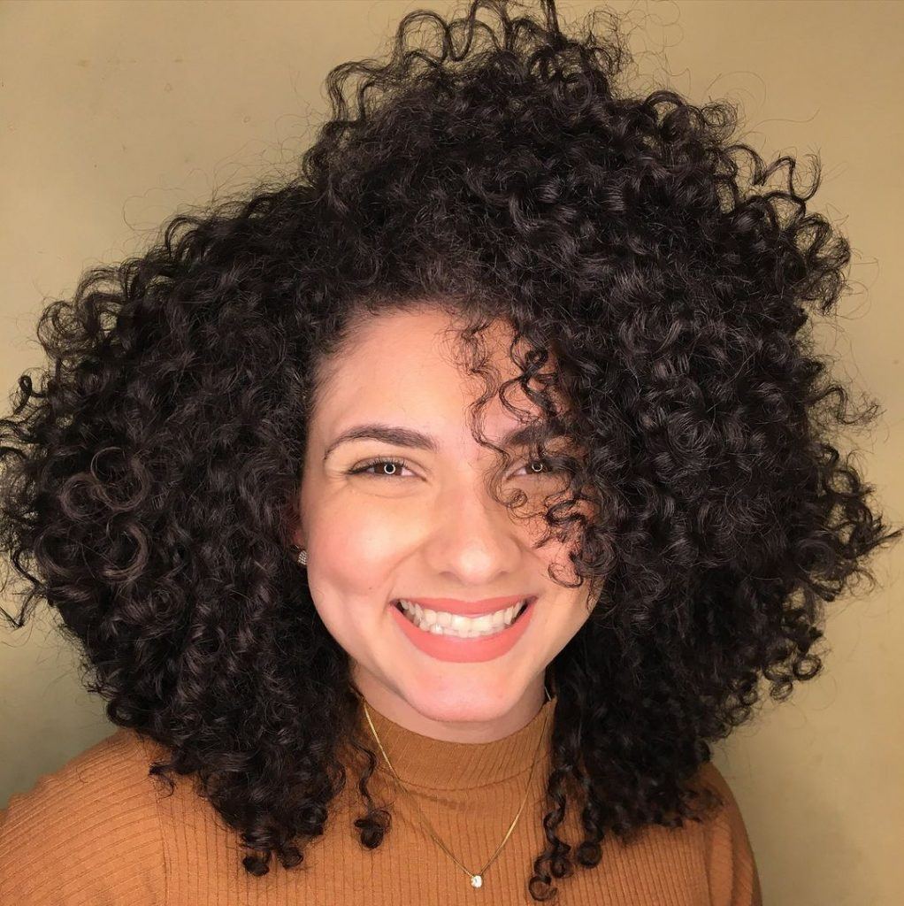cabelo cacheado no ombro corte feminino em camadas