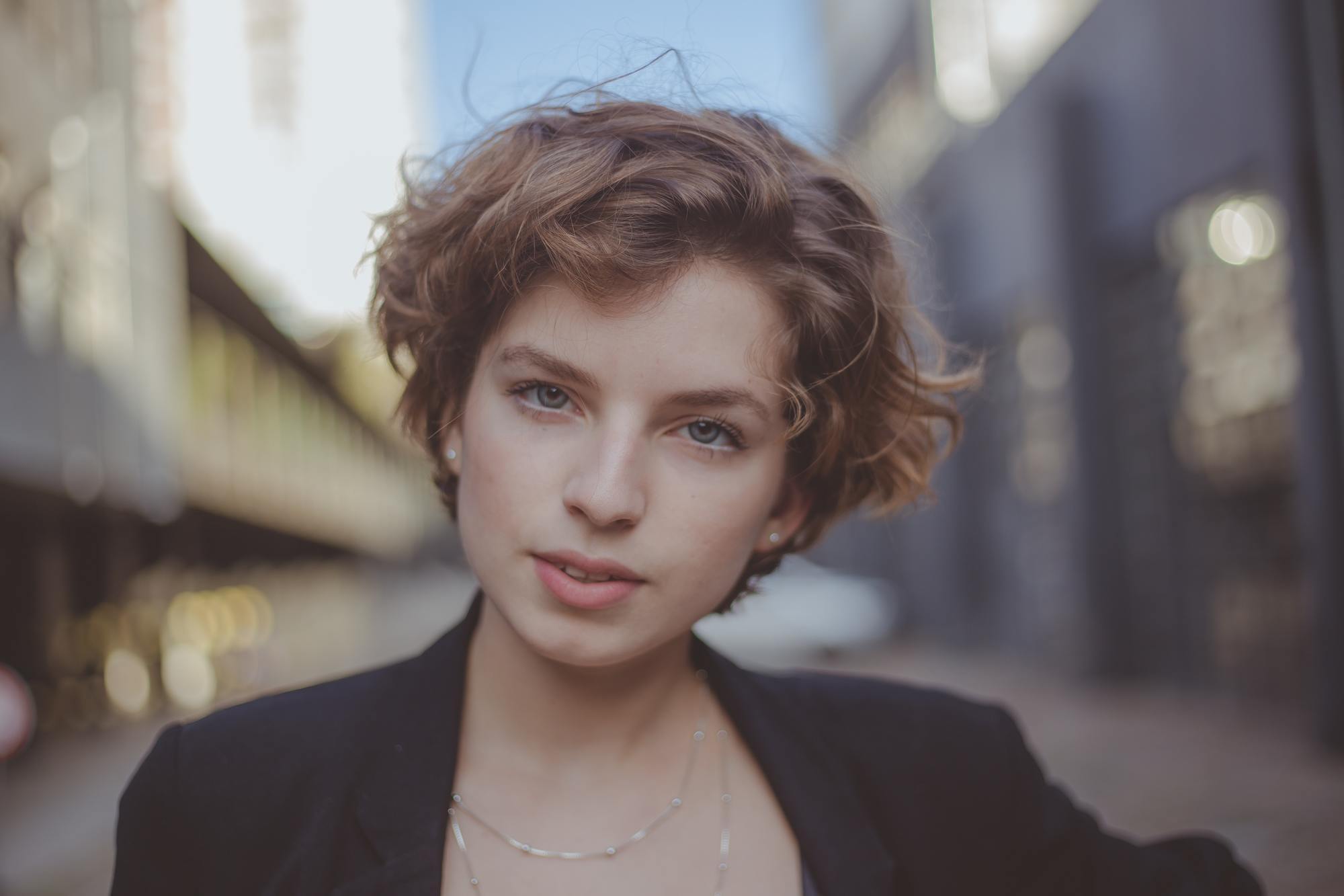 mulher com cabelo curto ondulado