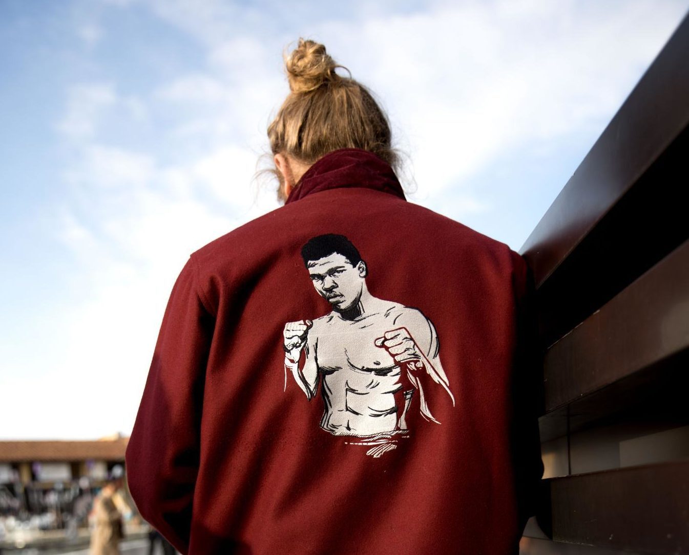 modelo masculino de costas com coque alto.