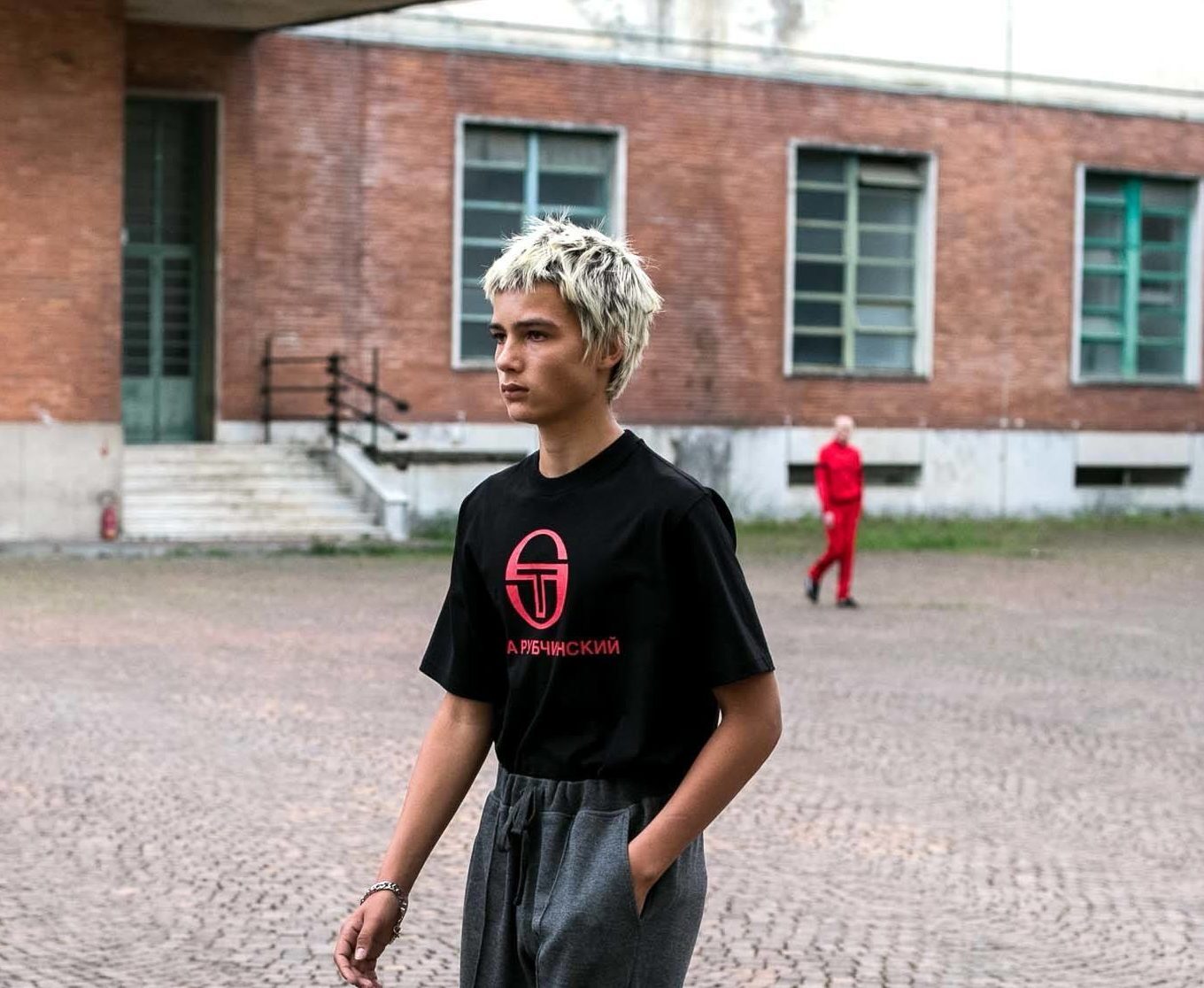 modelo masculino com cabelo platinado estilo Bleached Hair