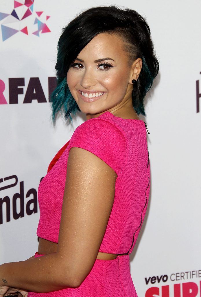 cantora demi lovato com cabelo curto com sidecut