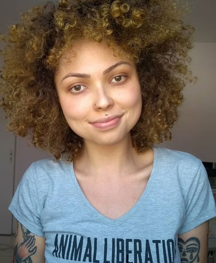 Influenciadora para matéria sobre dieta vegana e cabelo crespo