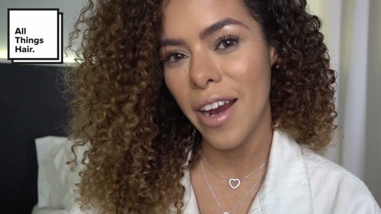 Influenciadora Rayza Nicácio com os cabelos soltos na lateral, colares prateados e camisa branca