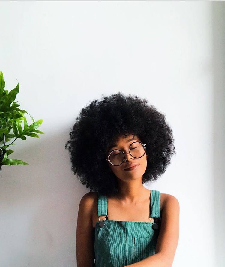 Influenciadora Luciellen Assis matéria sobre dieta vegana e cabelo crespo