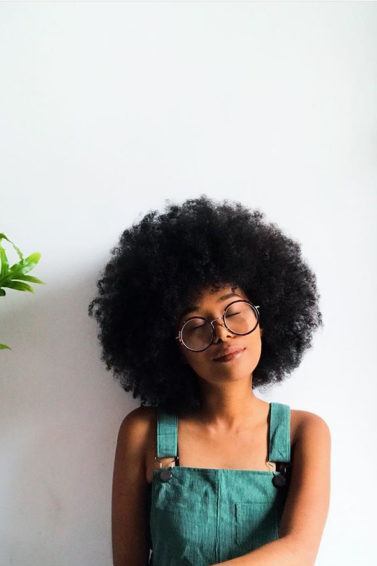 Influenciadora Luciellen Assis matéria sobre dieta vegana e cabelo crespo
