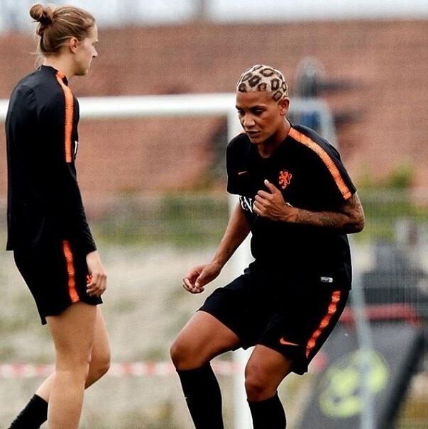Jogadora de futebol feminino Shanice Van De Sanden com cabelo curto pintado tipo onça