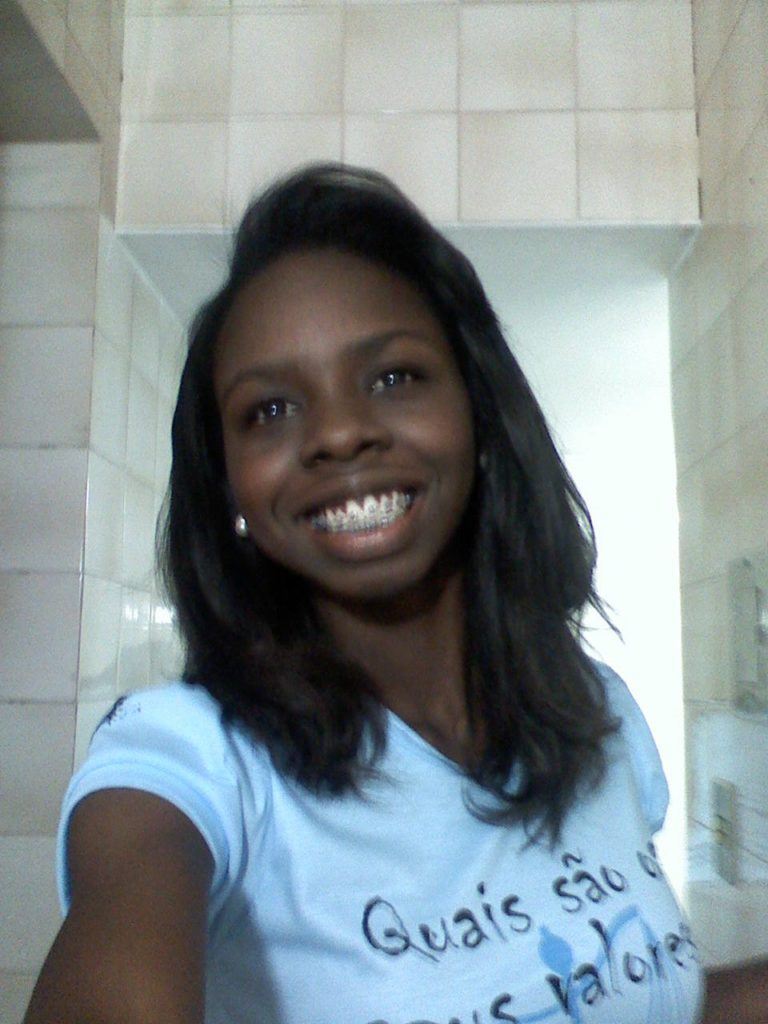 Gabi Oliveira com o cabelo liso