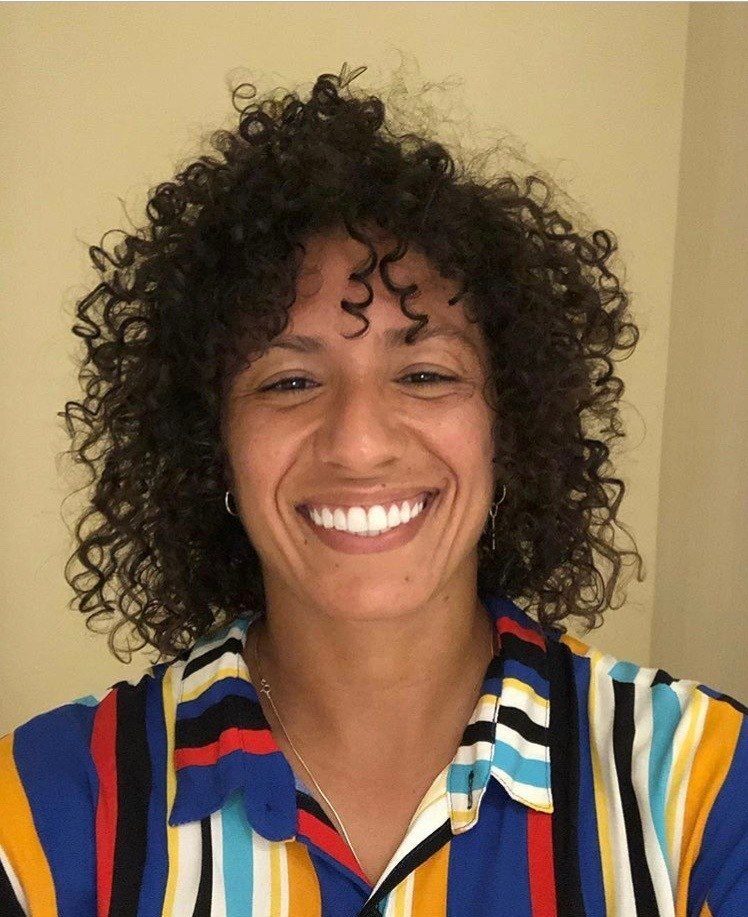 jogadora de futebol feminino Cris Rozeira de cabelo cacheado comprimento médio