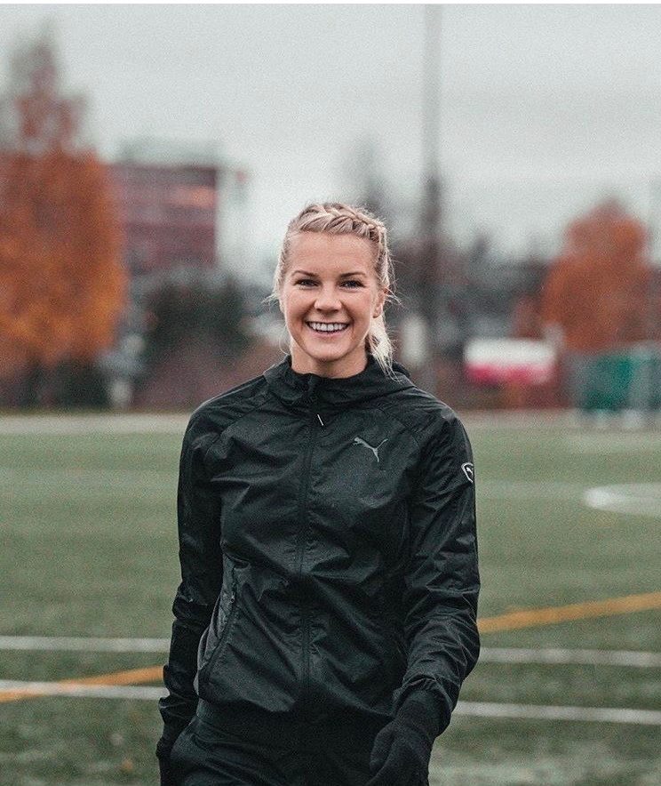 jogadora da Noruega de futebol feminino com cabelo preso e trança na franja