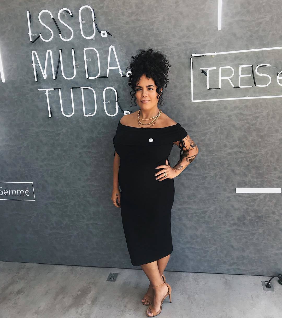 Cabelo caheado com coque abacaxi no estudio de vidro tresemme