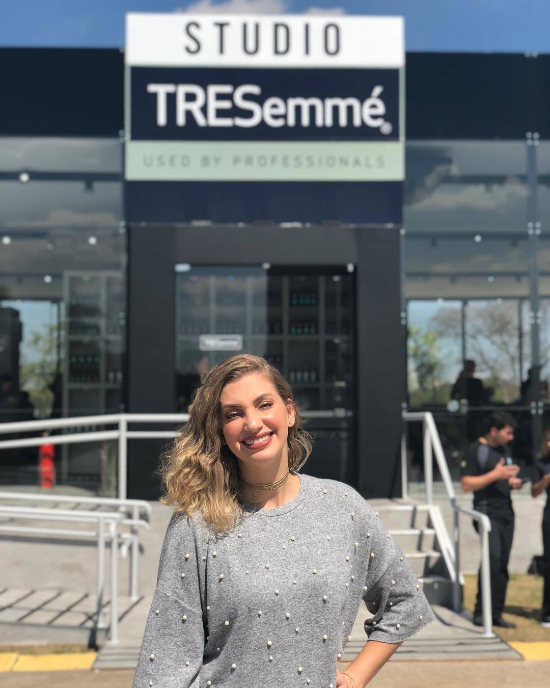 Convidadade cabelo liso ondulado no estudio de vidro tresemme