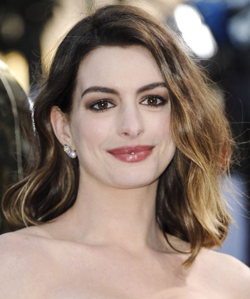 atriz anne hathaway com cabelo long bob ondulado
