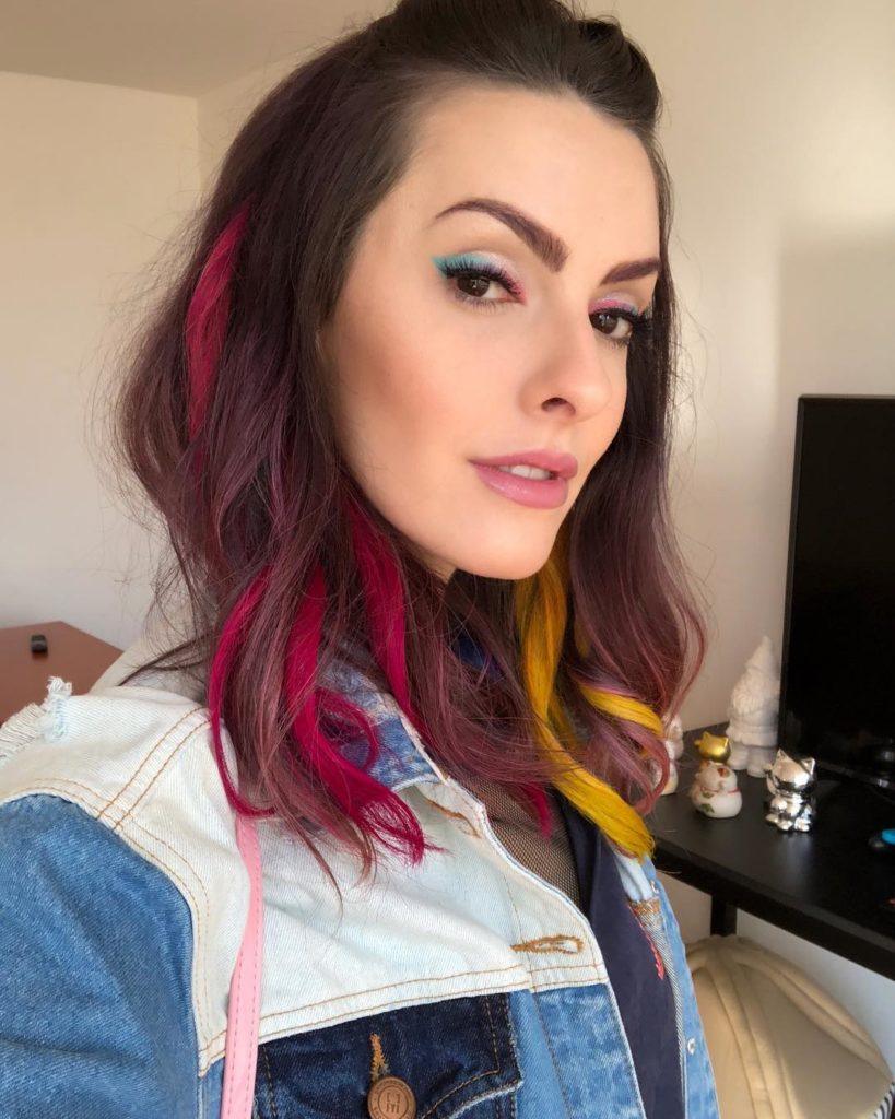 Cabelo liso com mechas cor de rosa