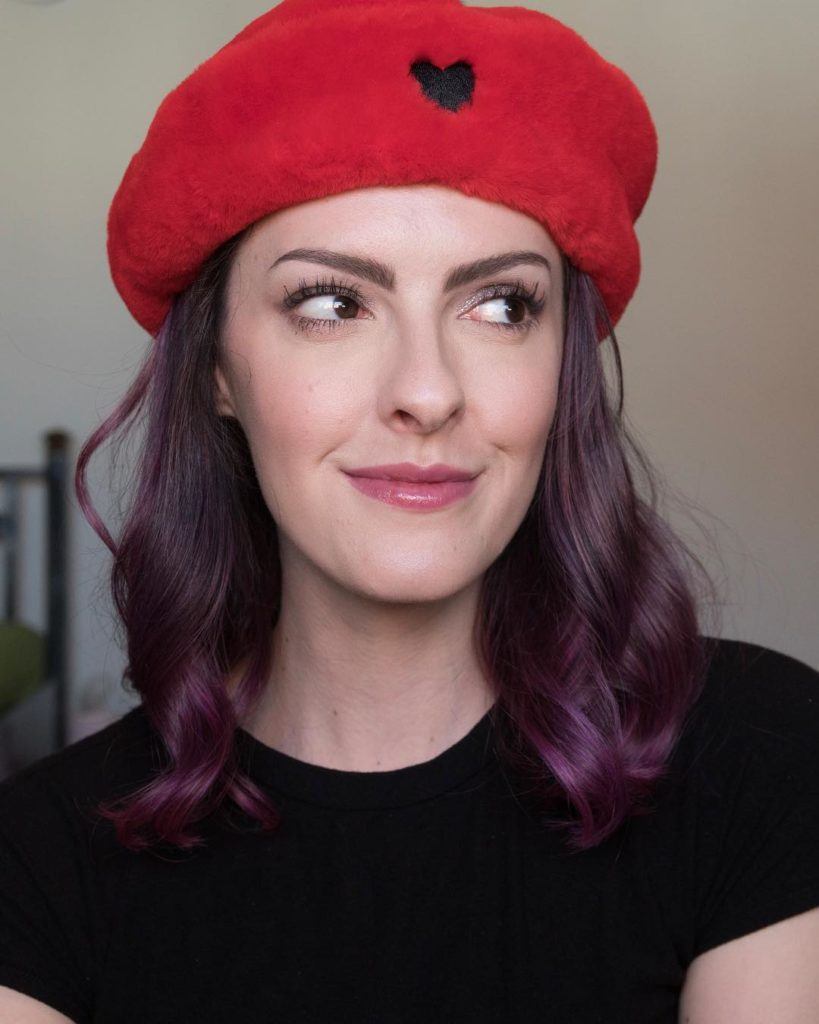 Cabelo liso com mechas cor de rosa
