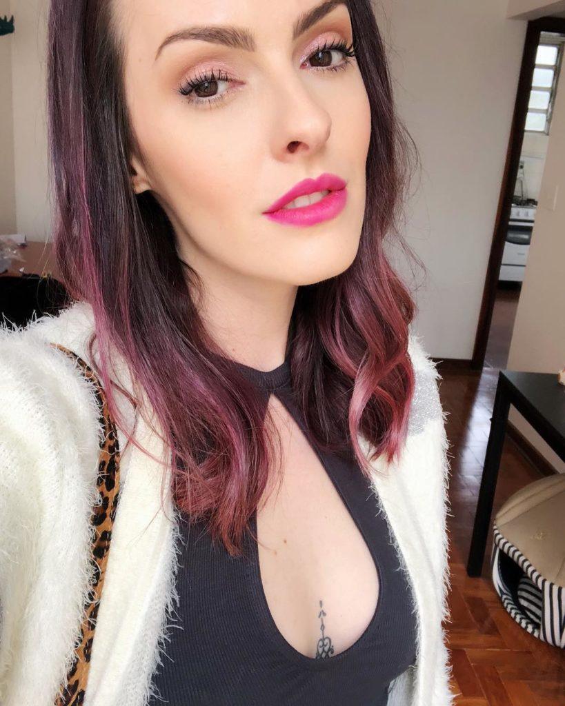 Cabelo liso com mechas cor de rosa