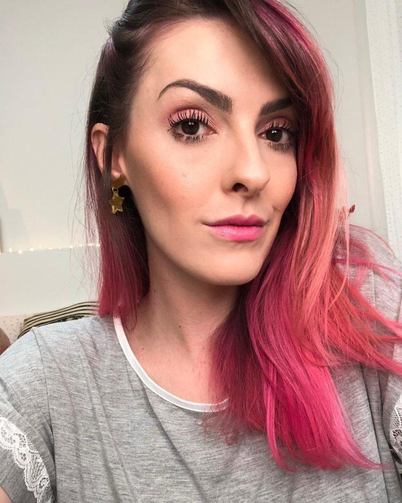 Cabelo liso com mechas cor de rosa
