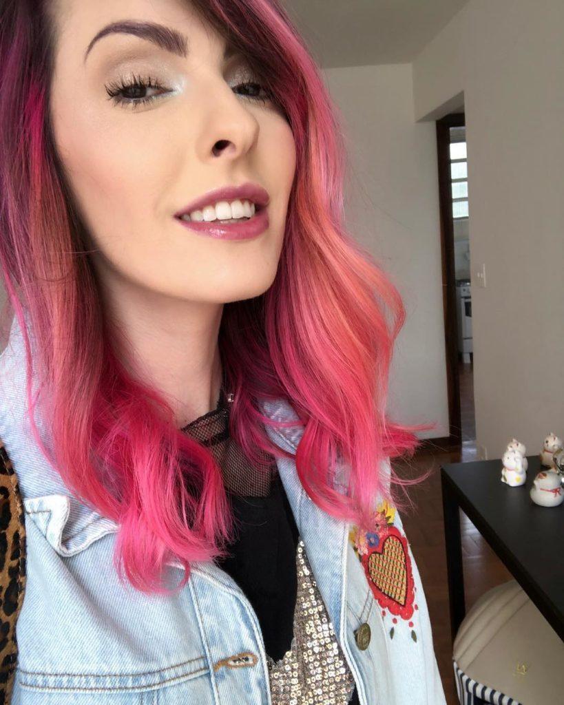 Cabelo liso com mechas cor de rosa