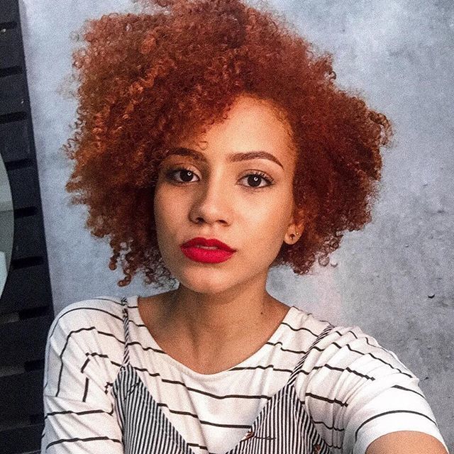 Cabelo crespo ruivo
